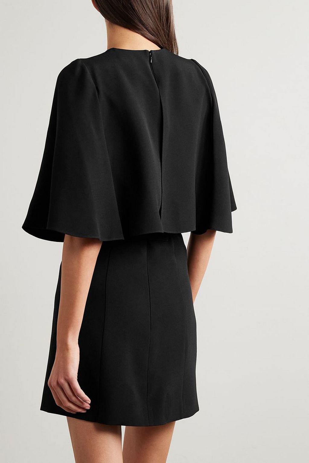 ANDREW GN 케이프 이펙트 크리스털 & 인조 펄 장식 크레이프 벨티드 미니 드레스