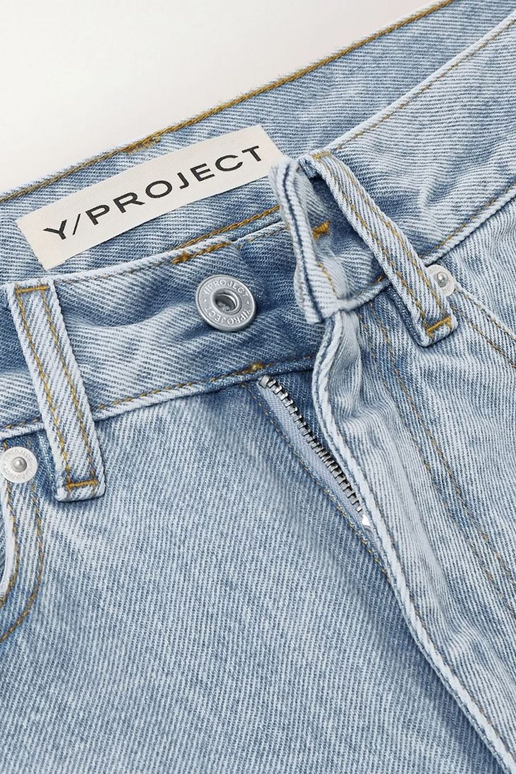 Y/PROJECT بنطال جينز Evergreen من الدنيم العضوي واسع الساقين ومُطرّز يمكن ارتداؤه بعدة طرق