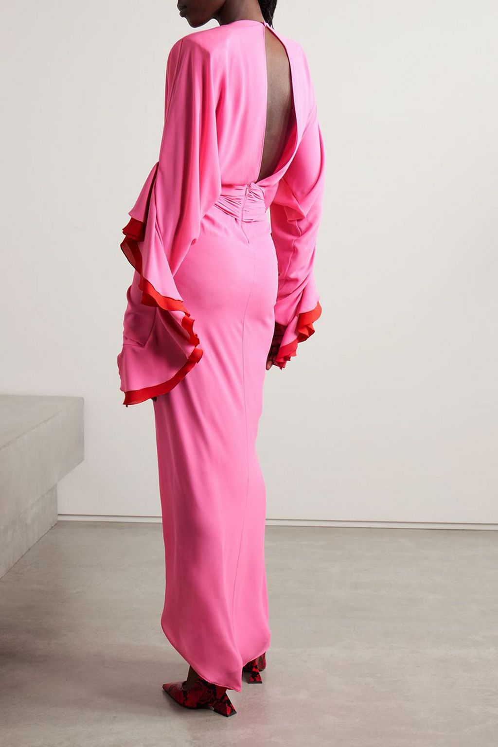 NERVI Naomi Maxikleid aus Crêpe mit Cut-out, Raffungen und Rüschen