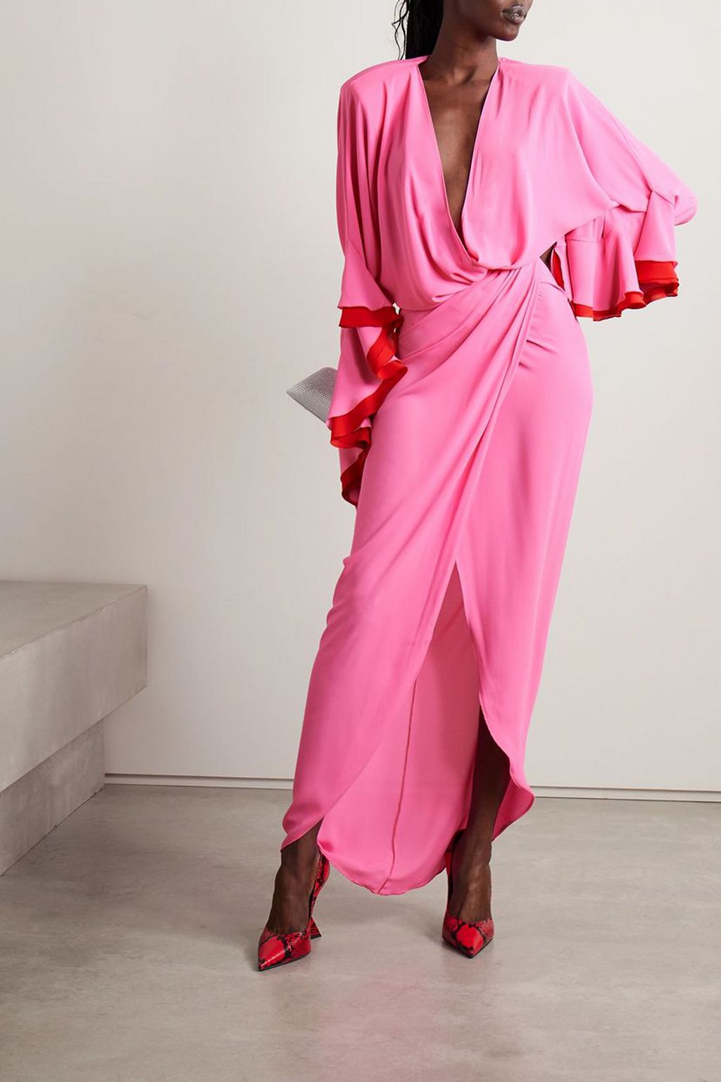 NERVI Naomi Maxikleid aus Crêpe mit Cut-out, Raffungen und Rüschen