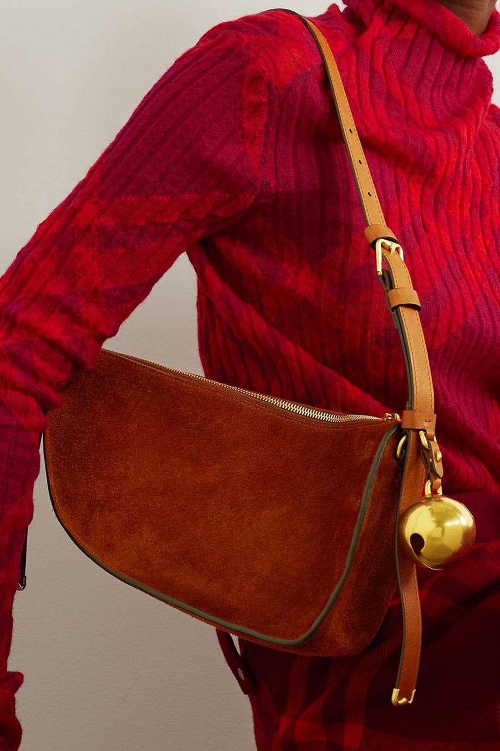 BURBERRY حقيبة كتف كبيرة مزركشة من جلد السويد بحواف من الجلد