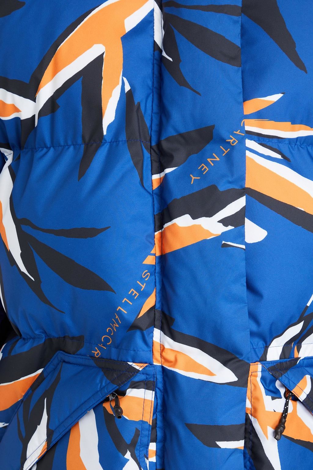ADIDAS BY STELLA MCCARTNEY جاكيت بقبعة من قماش عازل بتصميم مبطّن مزين بطبعات
