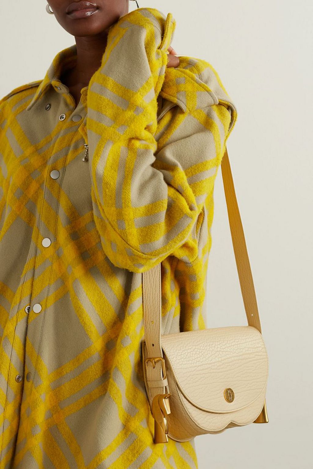 BURBERRY حقيبة كتف من الجلد النافر