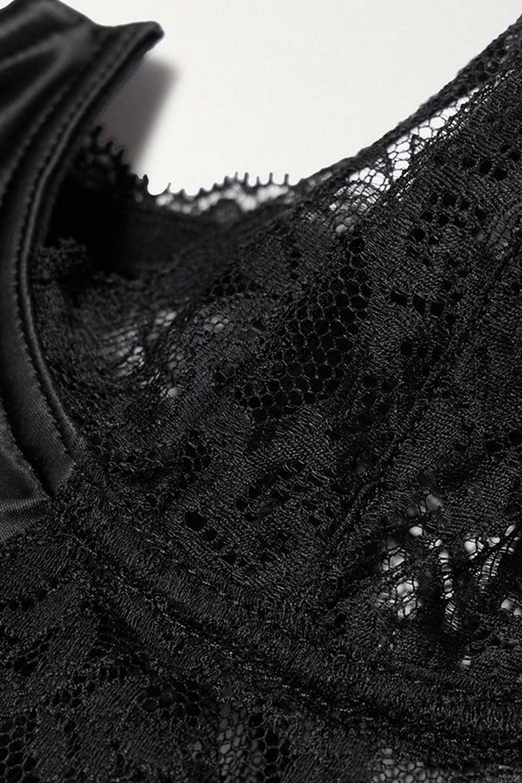 VERSACE بلوزة بوستيه من الدانتيل والساتان المطاط بأسلاك سفلية