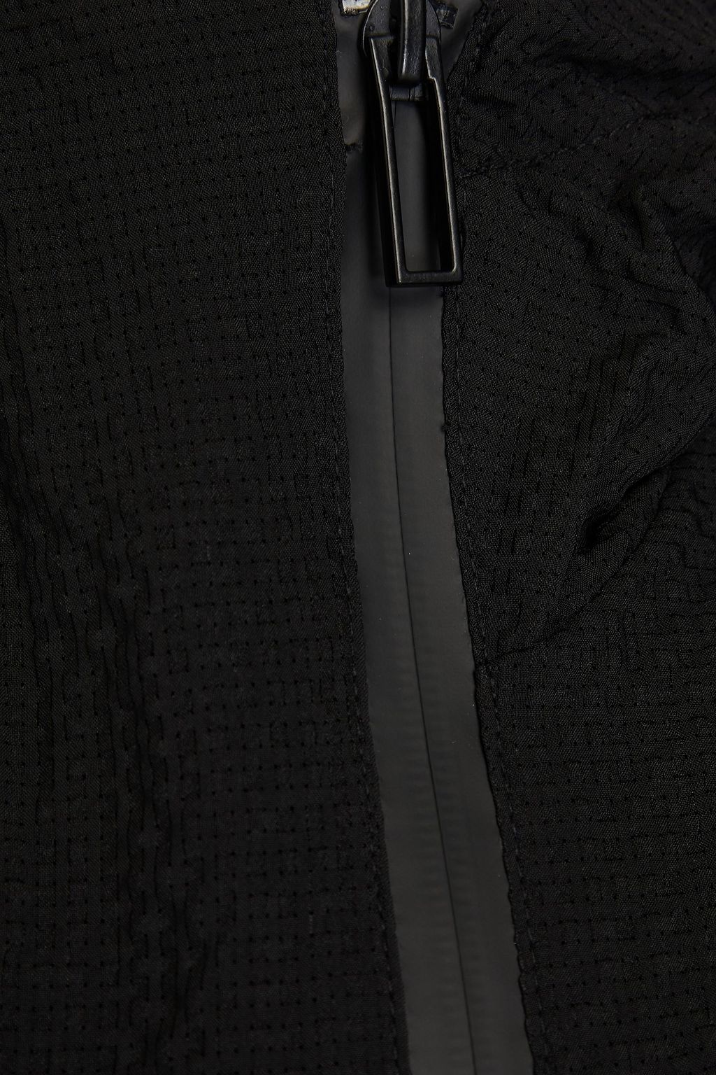 EMPORIO ARMANI جاكيت بقبعة من نسيج سيرساكر بتصميم مخرّم