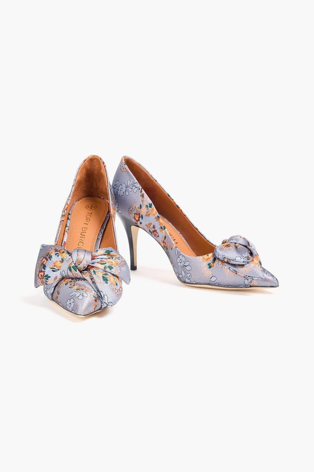 TORY BURCH حذاء بامب من البروكيد مزّين مزين بربطة على شكل فراشة