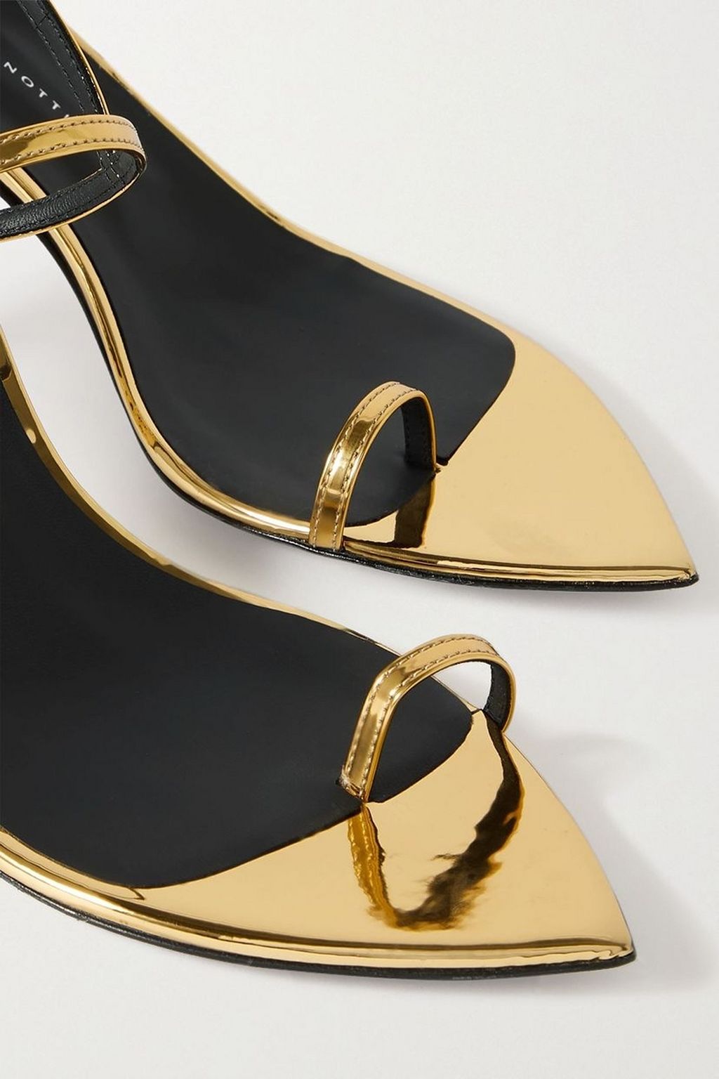 GIUSEPPE ZANOTTI صندل "كوم بولا" بحزام خلفي من الجلد الصناعي بلون معدني