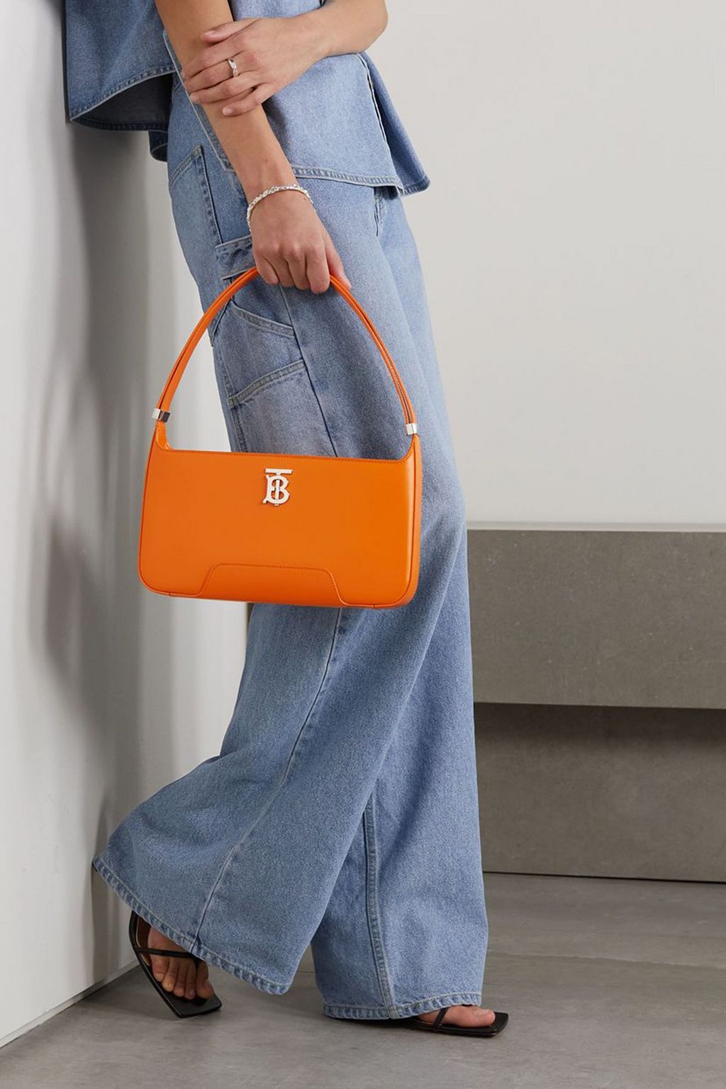 BURBERRY Schultertasche aus Leder mit Verzierung