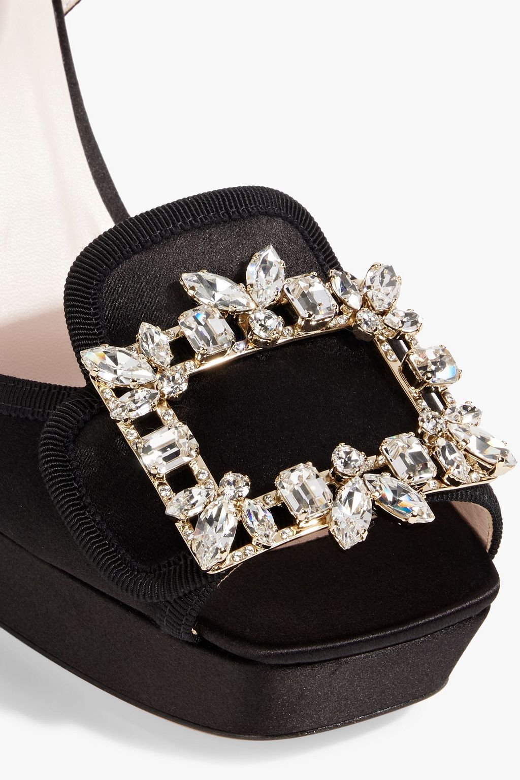 ROGER VIVIER صندل "أر في بروش" بنعل سميك من الساتان مزيّن بالكريستال
