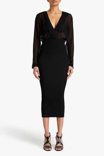 ALAÏA فستان متوسط الطول بنسيج محبوك مضلّع من الحرير والجورجيت بتصميم ملفوف