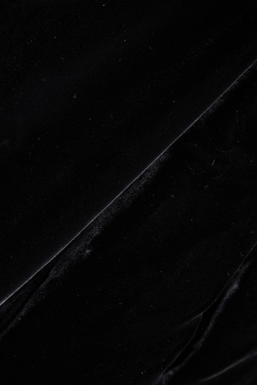 EMPORIO ARMANI شورت من المخمل