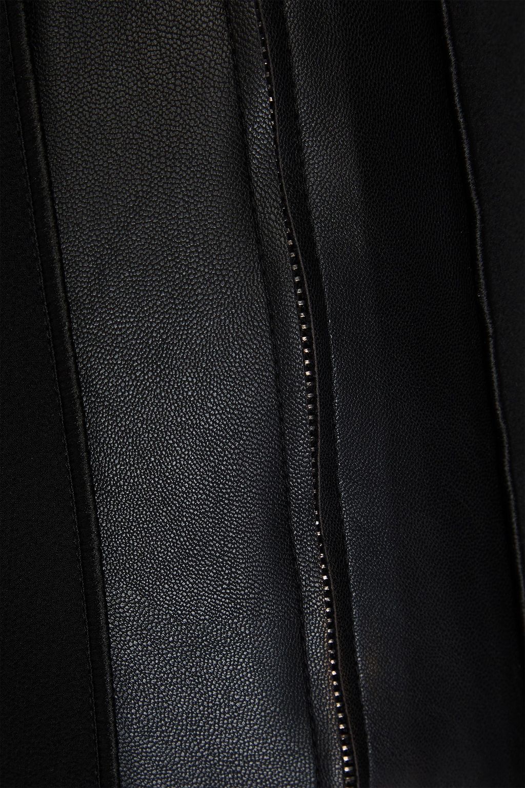 EMPORIO ARMANI تنورة ضيقة من قماش الكريب بقِطع محاكة بجانب بعضها البعض من الجلد الصناعي