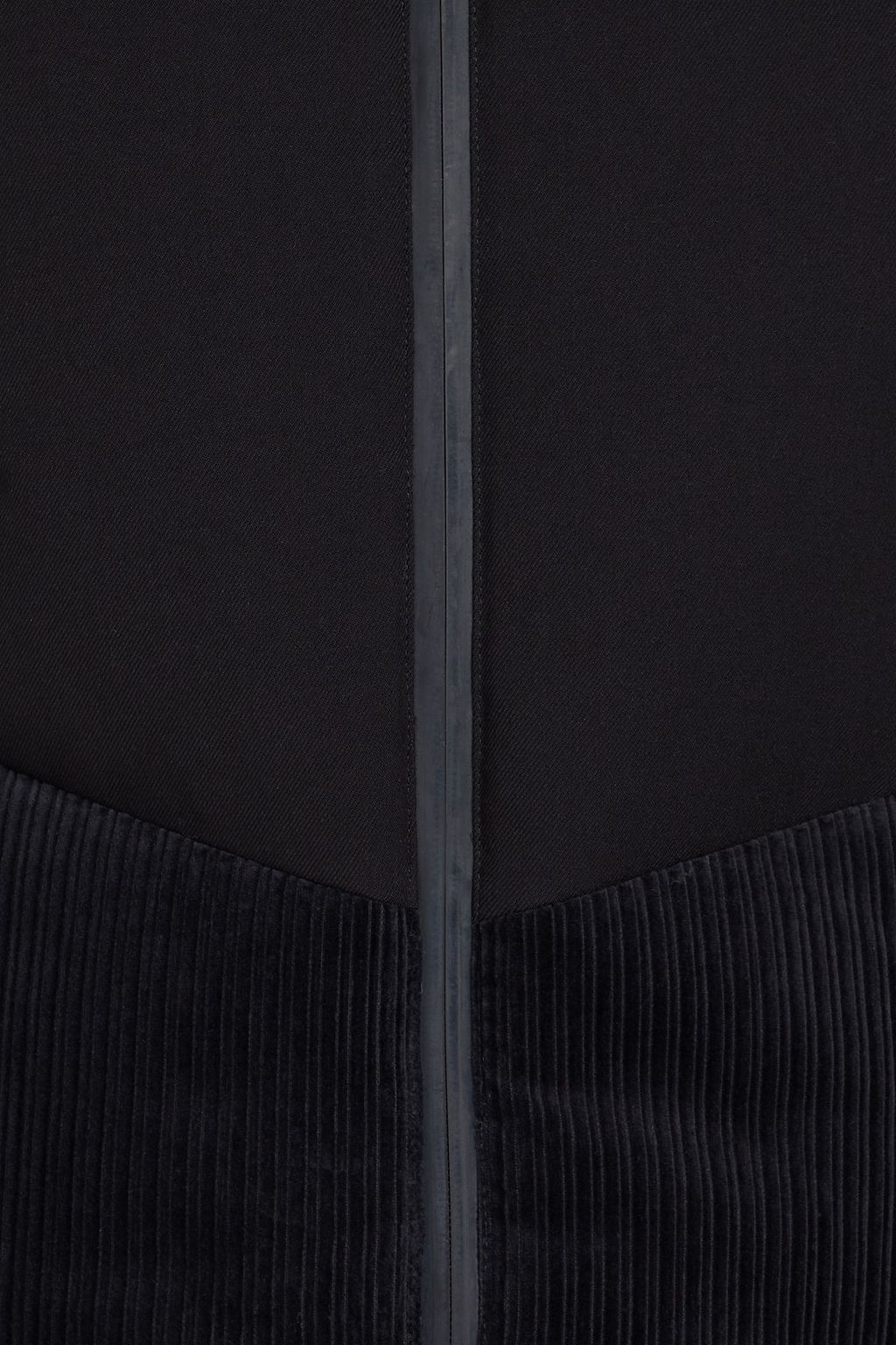 EMPORIO ARMANI جاكيت بقبعة من التويل والمخمل المضلّع بقِطع محاكة بجانب بعضها البعض مبطّن ومحشو بالزغب