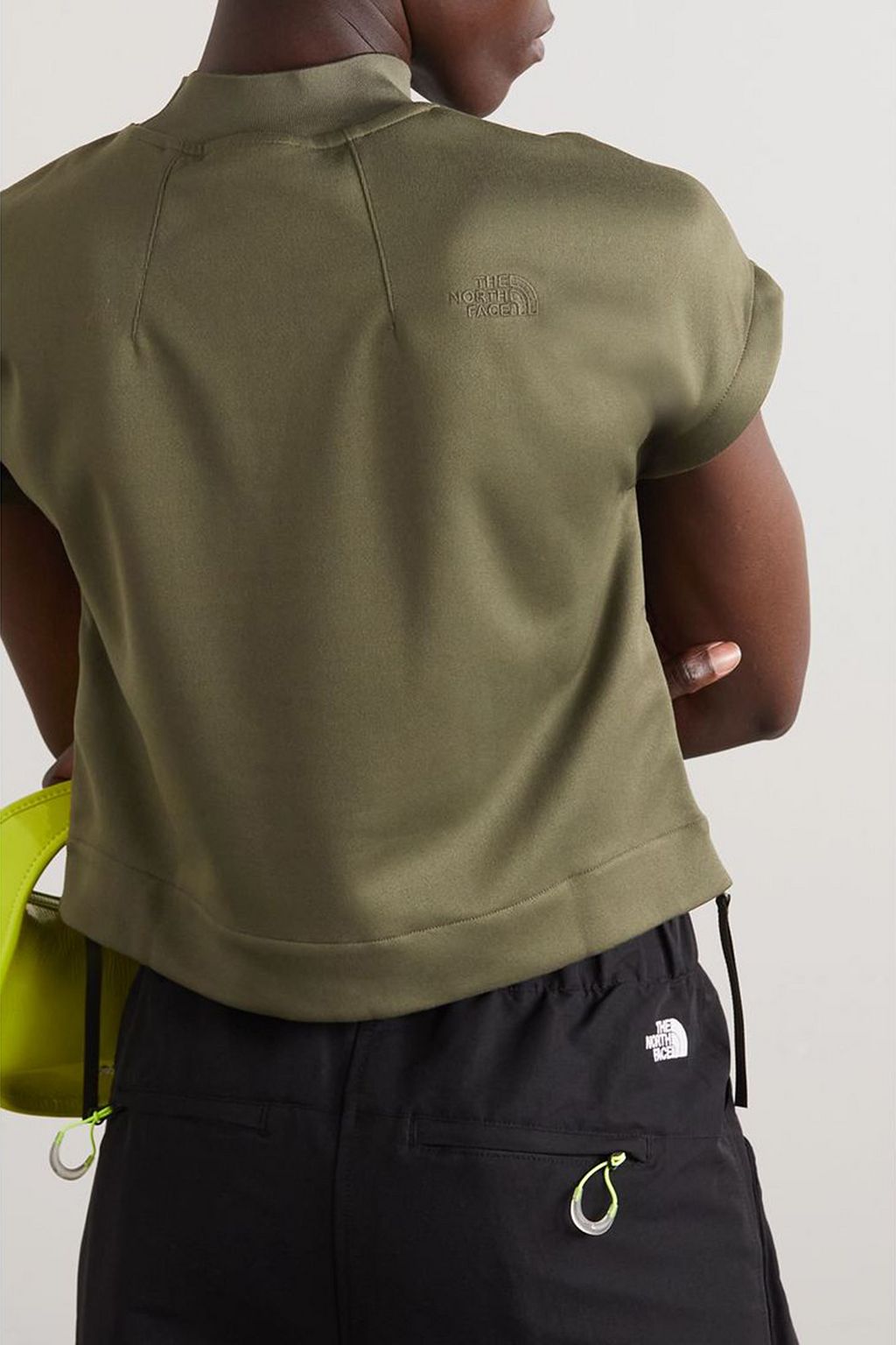 THE NORTH FACE تي شيرت قصير من الجيرسي بطبعات وسحابات