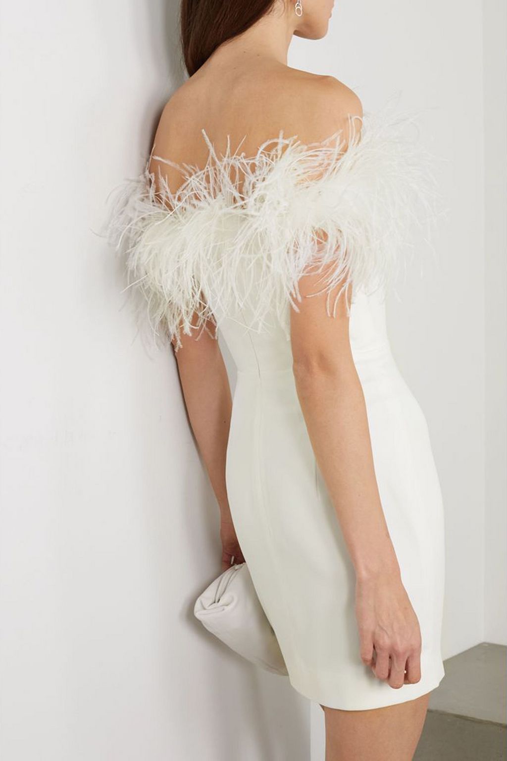 16ARLINGTON Ava schulterfreies Minikleid aus Crêpe mit Federn