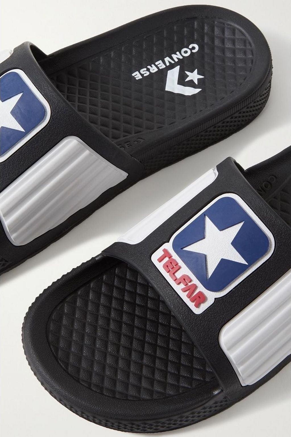 CONVERSE + Telfar حذاء سلايد من المطّاط مع رقعة مزخرفة بشعار العلامة
