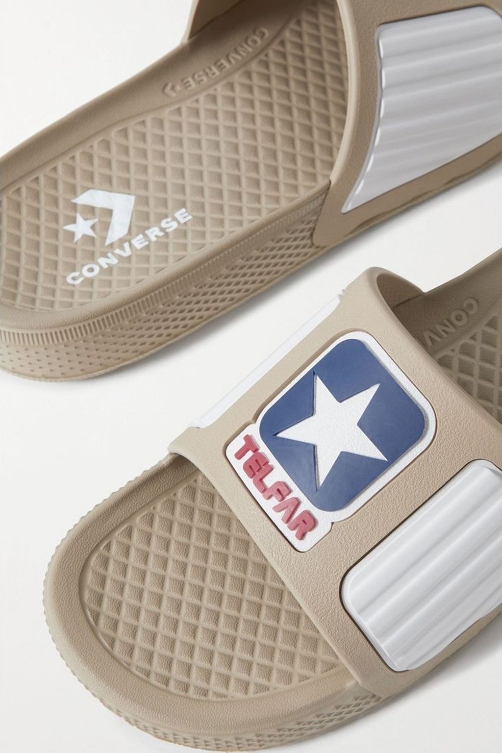 CONVERSE + Telfar حذاء سلايد من المطّاط مع رقعة مزخرفة بشعار العلامة