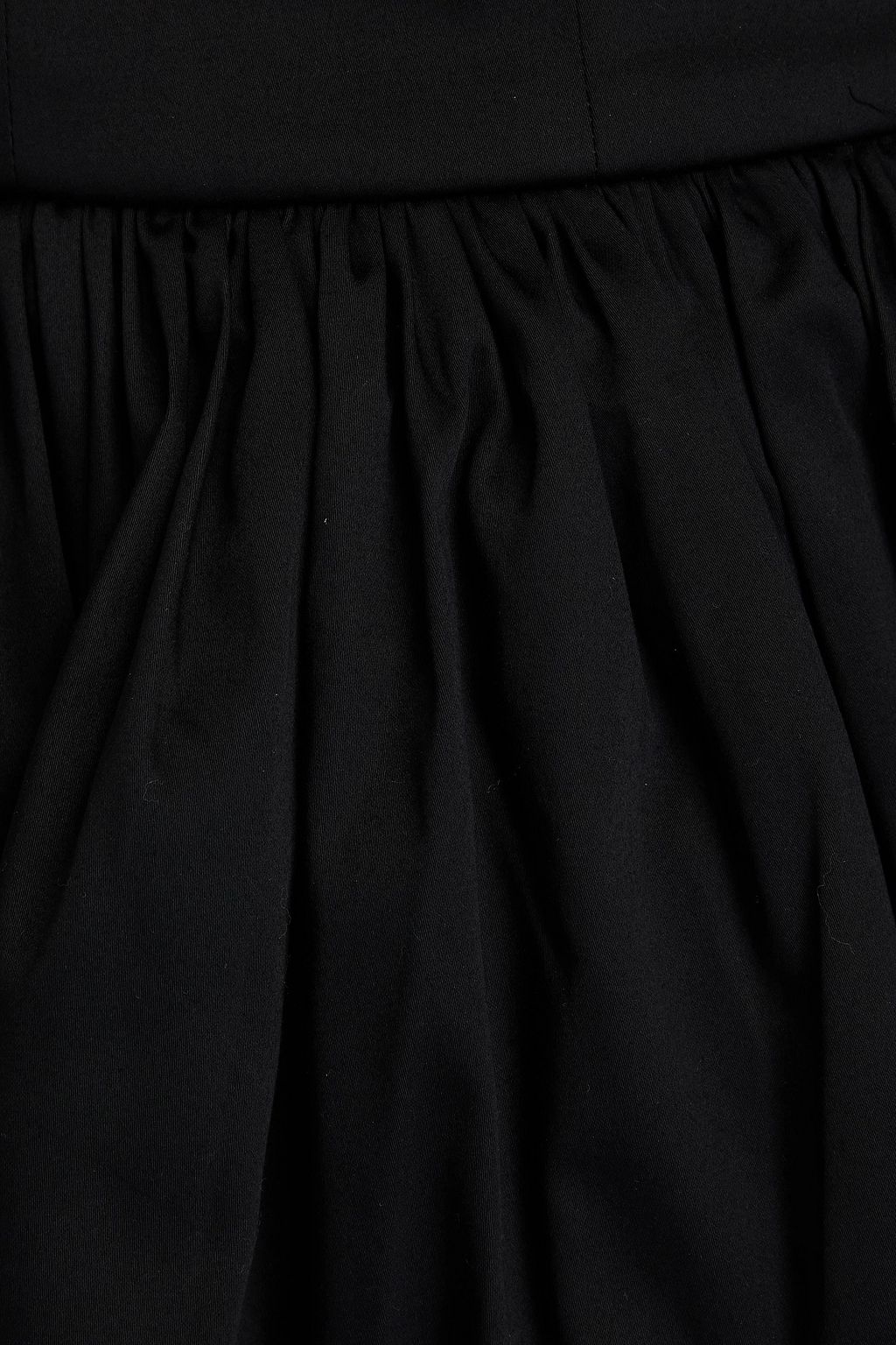 TOVE بلوزة "تامي" من الساتين المصنوع من مزيج القطن من دون حمالات بكشكشة عند الخصر