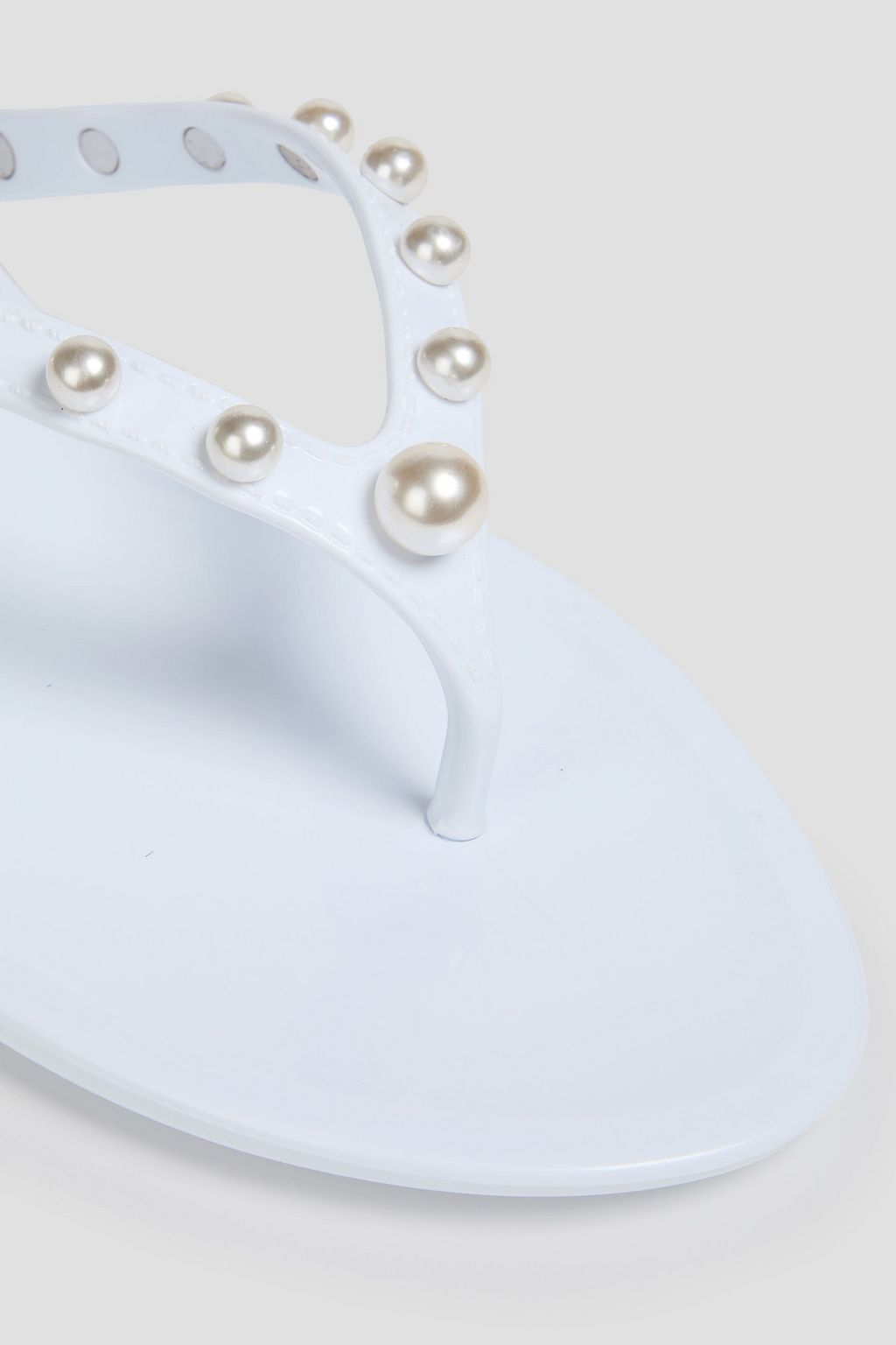 STUART WEITZMAN صندل مصنوع من مادة PVC ومزين باللؤلؤ الصناعي