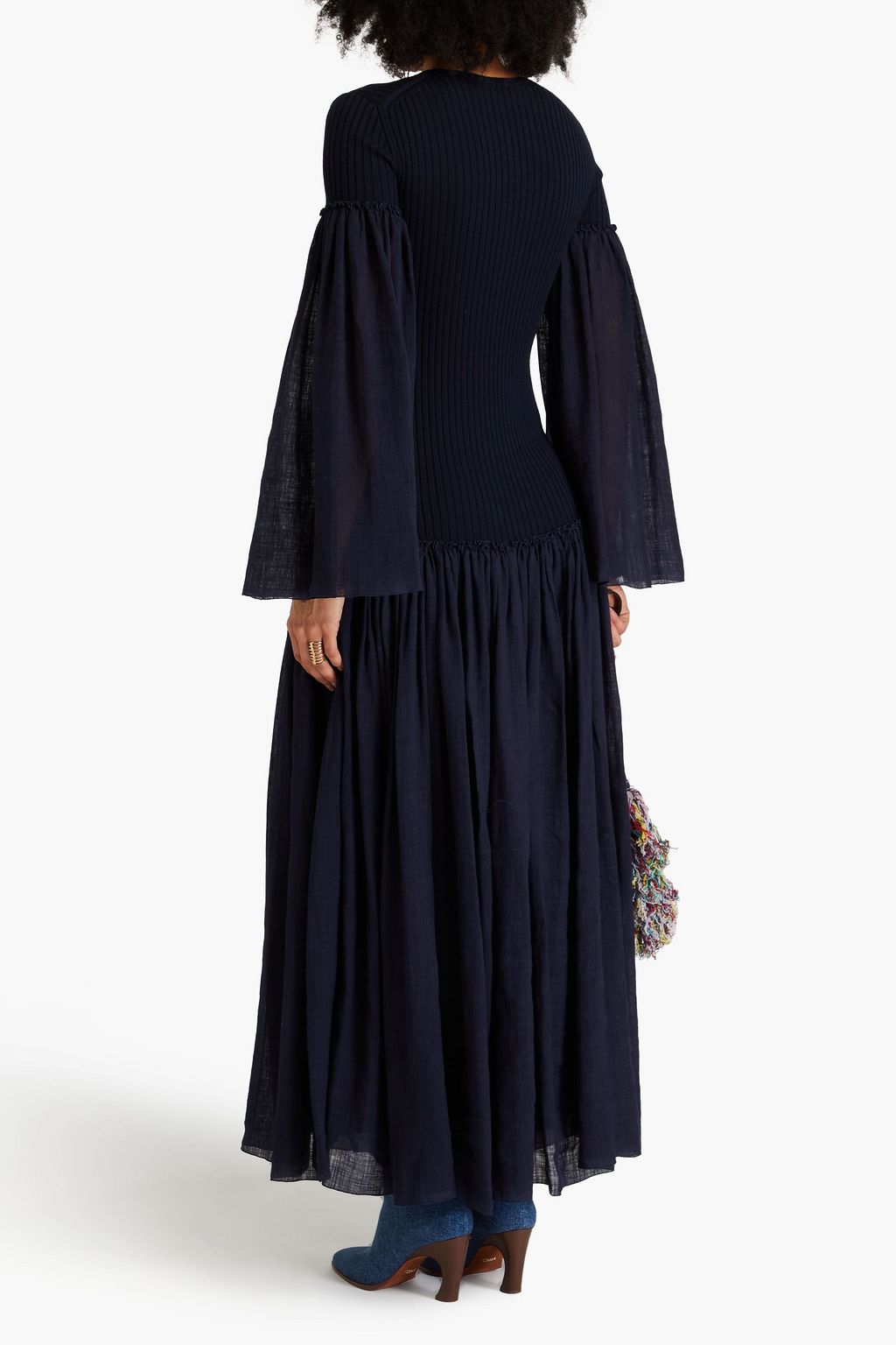 CHLOÉ فستان طويل من الصوف المضلّع ومزيج الكشمير مزين بقِطع محاكة بجانب بعضها البعض من قماش رقيق