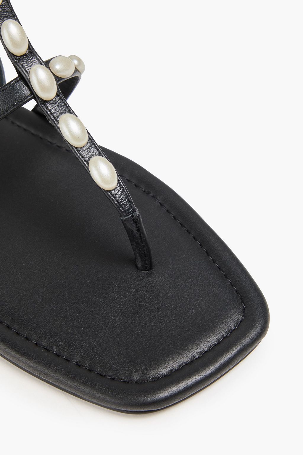 STUART WEITZMAN صندل من الجلد مزين باللؤلؤ الصناعي