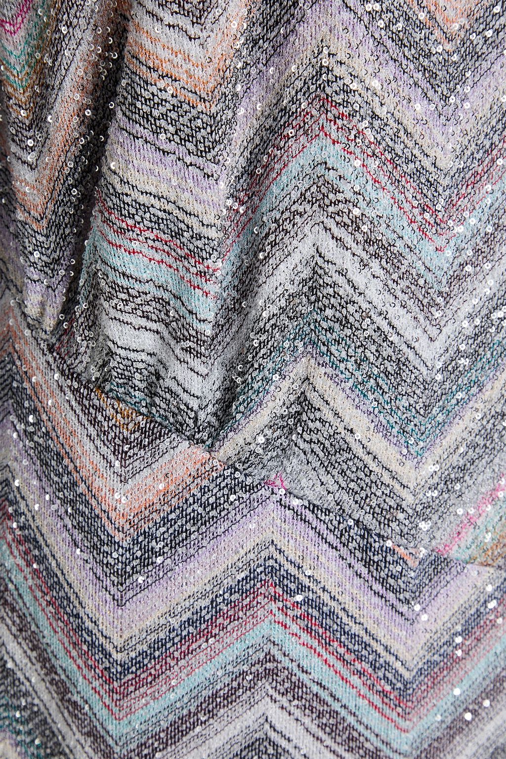 MISSONI فستان طويل من نسيج بحبكة كروشيه مكشوف الكتف بلون معدني
