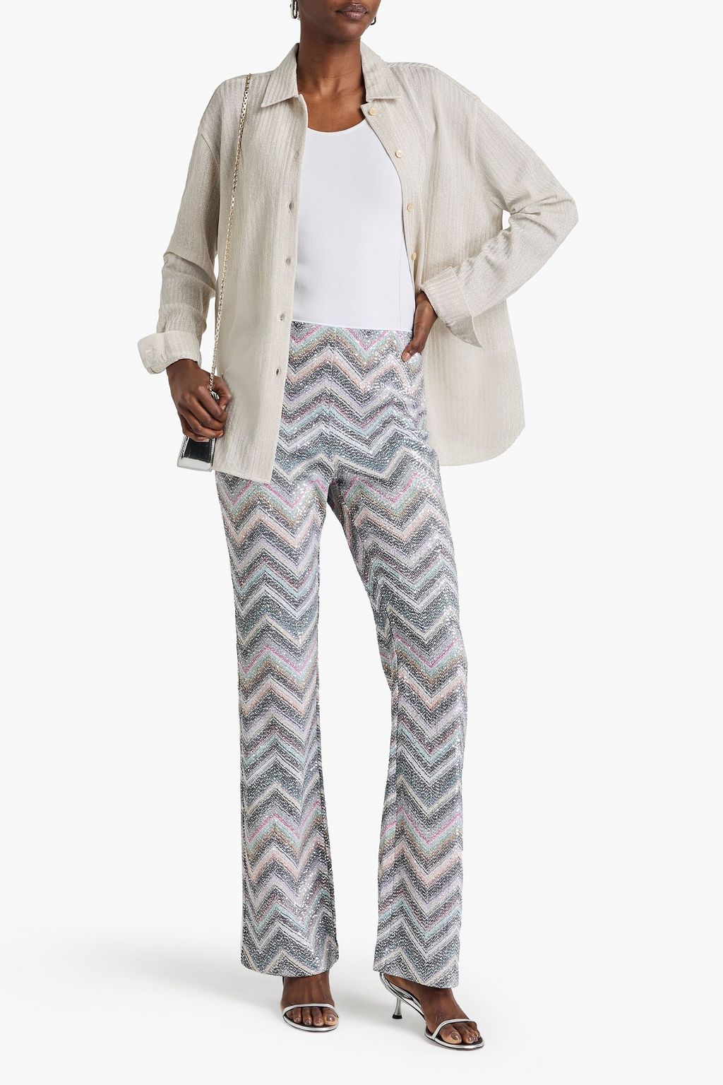 MISSONI بنطلون بقصة واسعة من الأسفل من نسيج بحبكة كروشيه بلون معدني ومزين بأقراص برّاقة