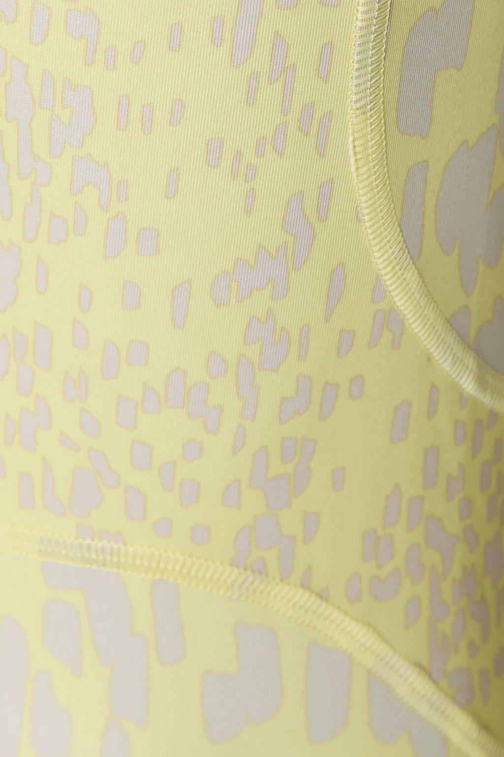 ADIDAS BY STELLA MCCARTNEY بنطال ضيق من نسيج مطاط ومزين بطبعات