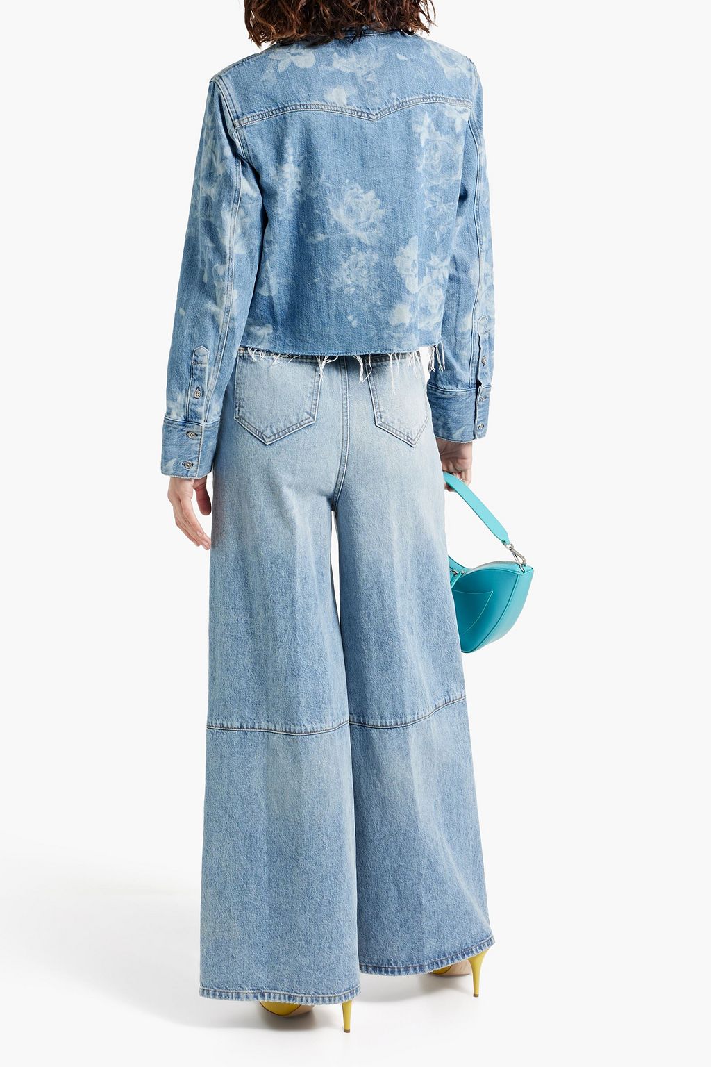 ALICE + OLIVIA JEANS قميص "فينيلي" قصير من الجينز مزين بطبعة الأزهار