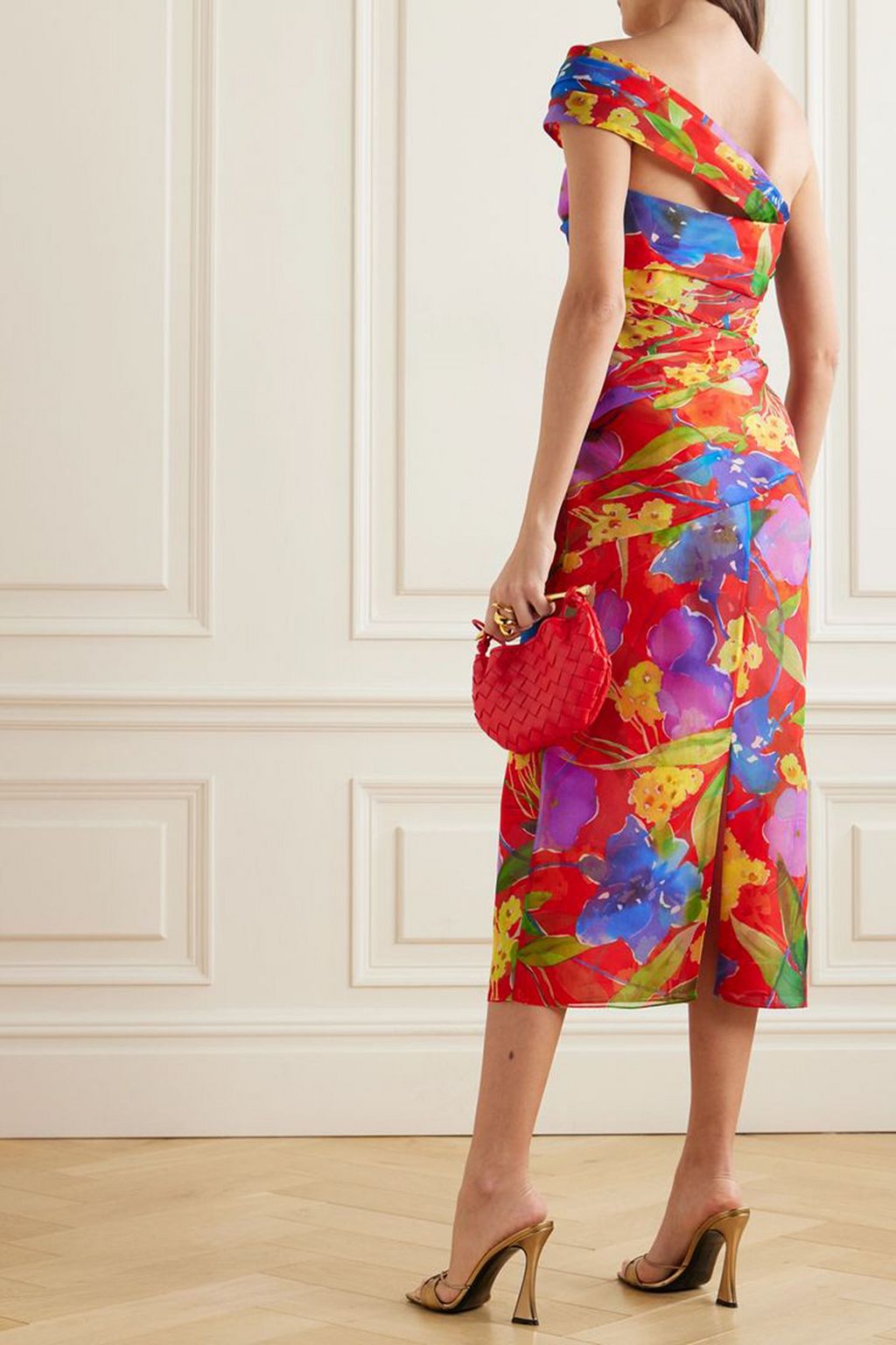 CAROLINA HERRERA فستان متوسط الطول من الشيفون الحريري بطبعة الأزهار وتصميم مزموم بكتف واحد