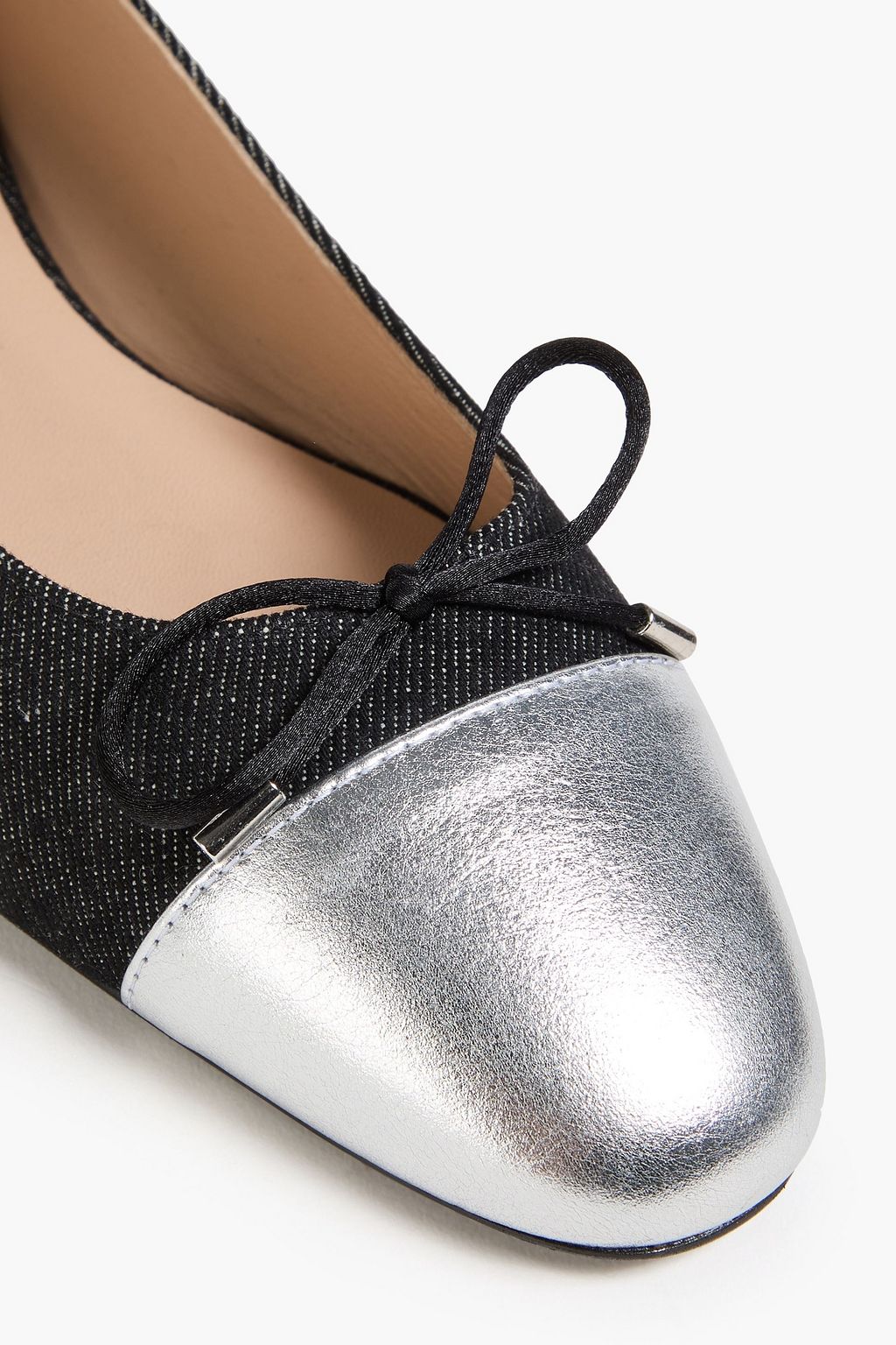 STUART WEITZMAN حذاء باليرينا مسطح بلون معدني من الدنيم المزخرف بالجلد