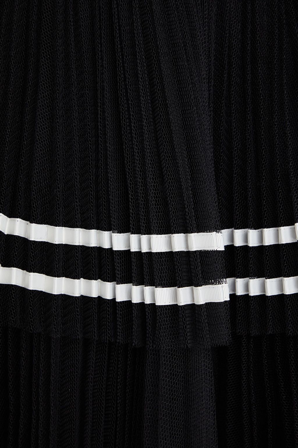 REDVALENTINO تنورة مخططة قصيرة من التول مزينة بكسرات