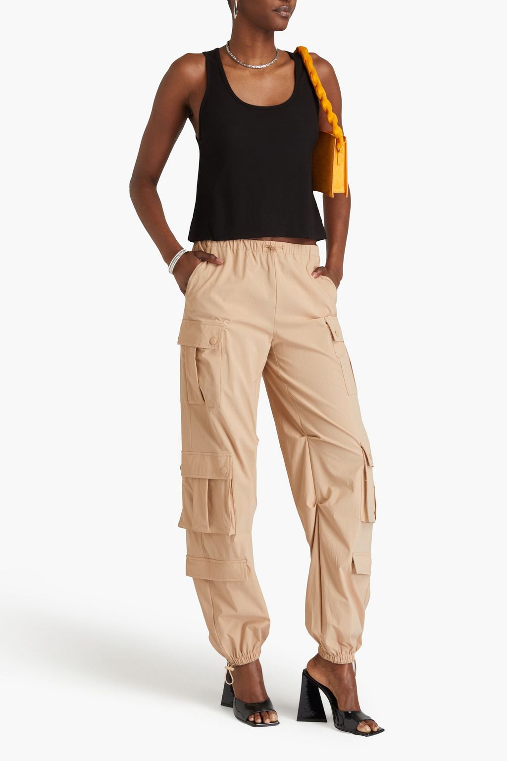 ALICE + OLIVIA بنطال كارغو مصنوع من قماش عازل ونسيج مطاط