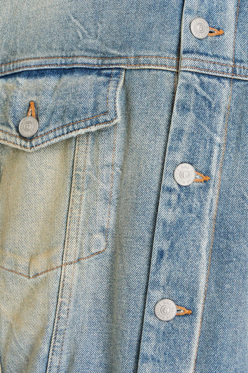 MM6 MAISON MARGIELA جاكيت من الدنيم بلون باهت