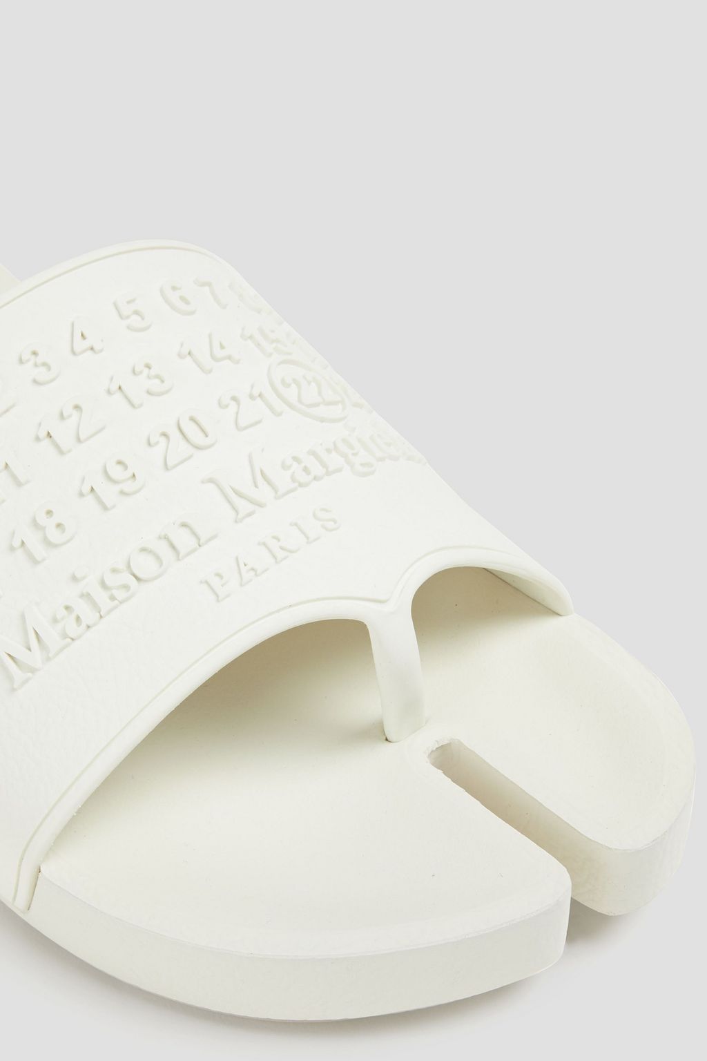 MAISON MARGIELA شبشب سلايدز "تابي" من المطاط مزين بنقوش بفاصل أصابع
