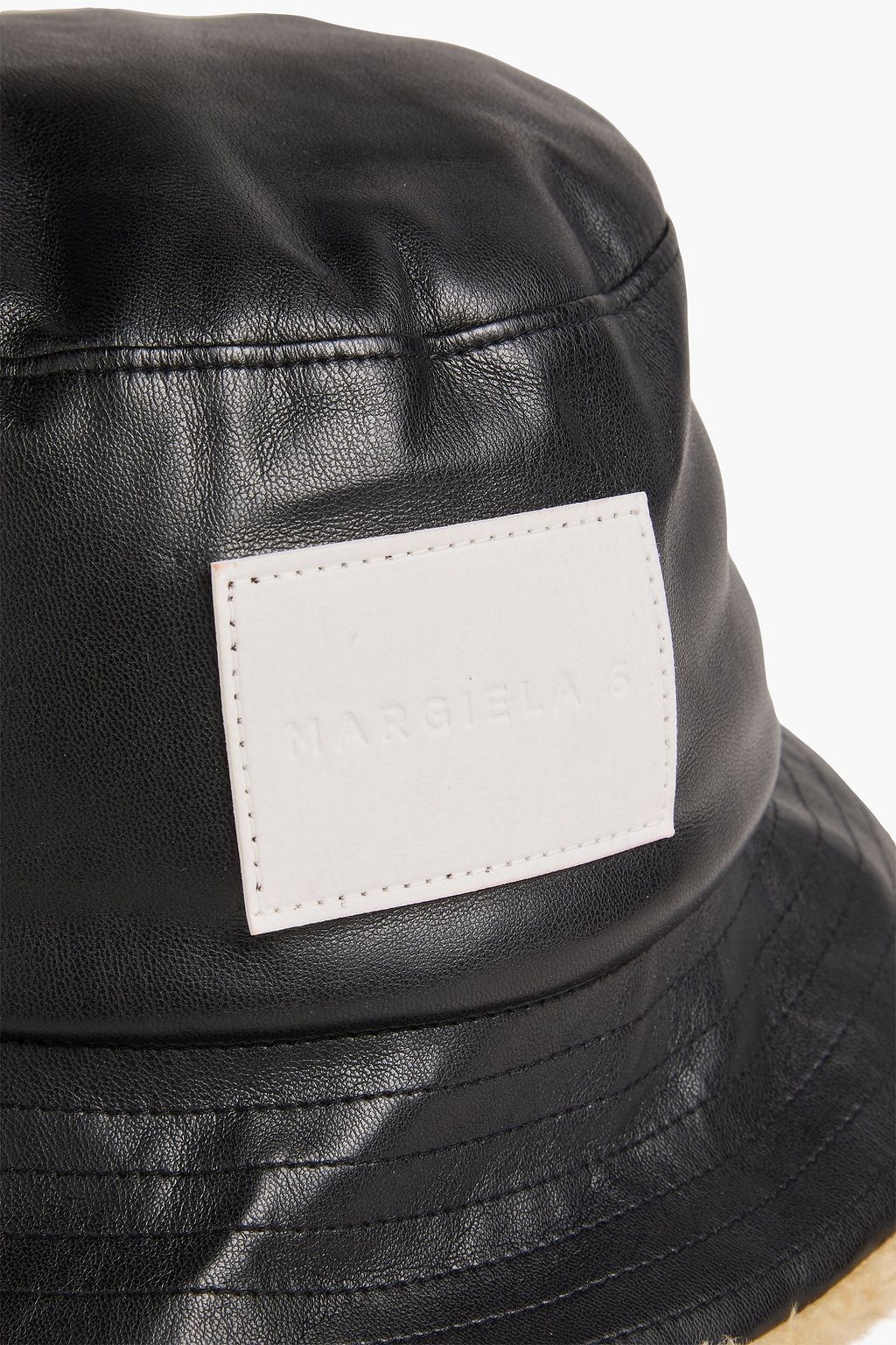 MM6 MAISON MARGIELA قبعة على شكل دلو من الجلد الاصطناعي برقعة زخرفية