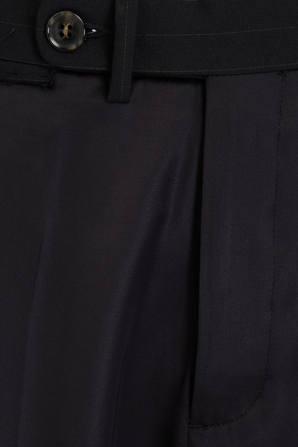 MM6 MAISON MARGIELA شورت بحواف منسّلة من الكريب والستان بتصميم مخطط بقِطع محاكة بجانب بعضها البعض