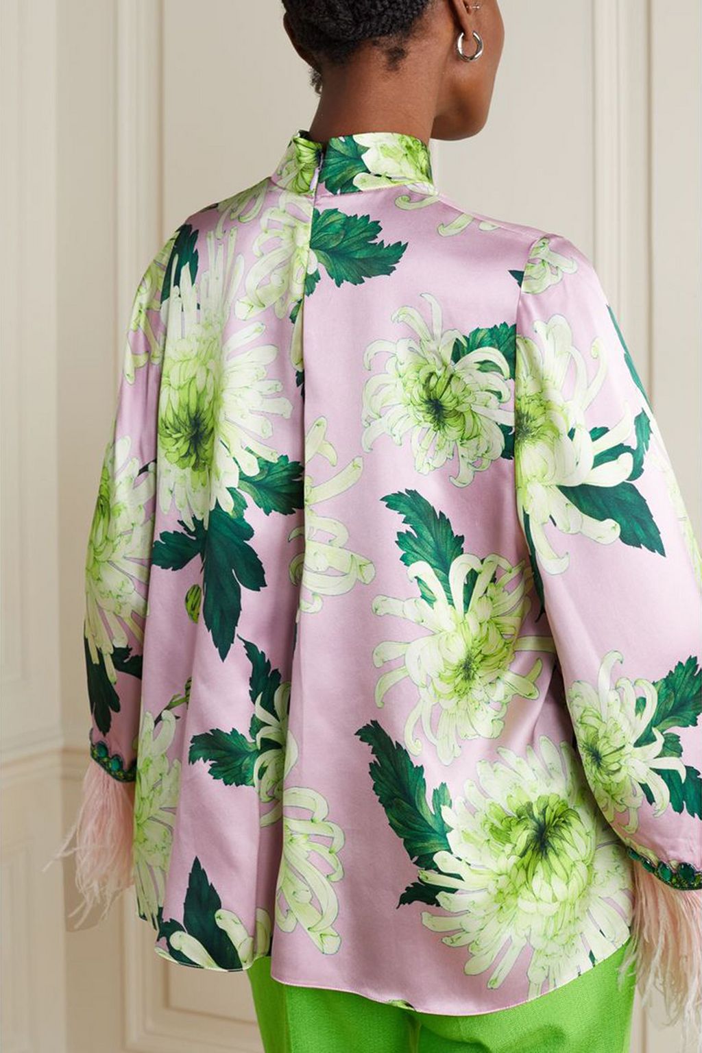ANDREW GN Bluse aus bedrucktem Satin aus einer Seidenmischung mit Federn und Verzierungen