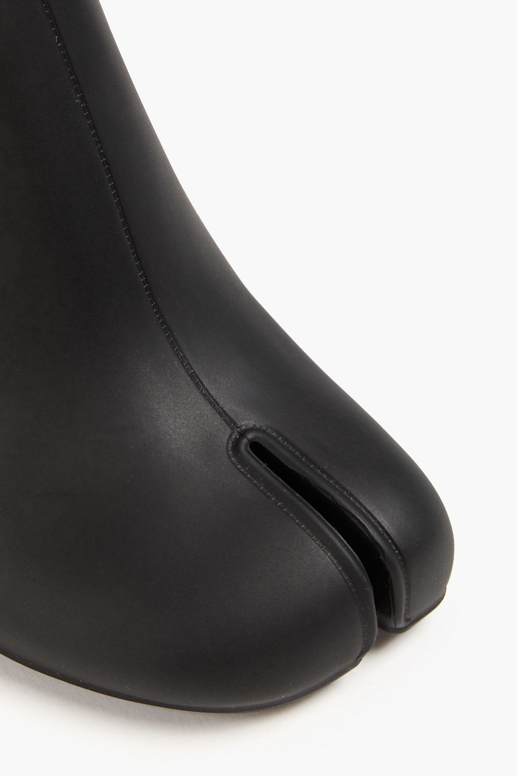 MAISON MARGIELA بوت بطول الكاحل من مادة PVC بتصميم مفصول عند الأصابع