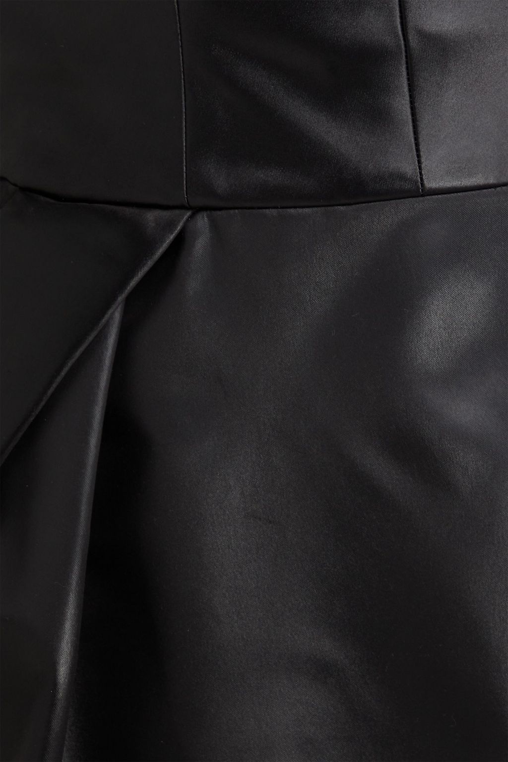 MAISON MARGIELA فستان متوسط الطول بدون أكمام من ساتان دوشيس مزين بكسرات