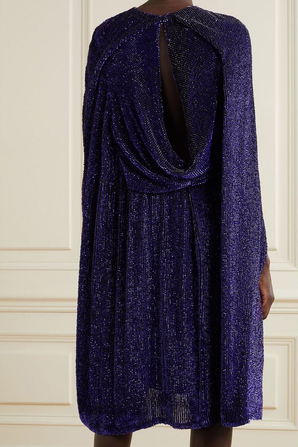 REEM ACRA فستان بقصّة درابيه وأسلوب الكاب من التول بأقراص براقة مع فتحات