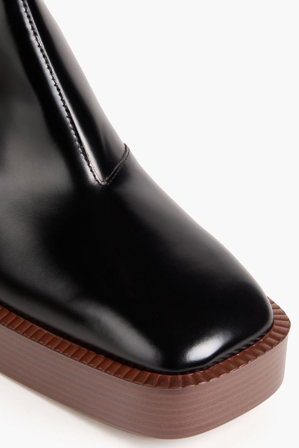 TOD'S بوت بطول الكاحل من الجلد اللامع بنعل سميك