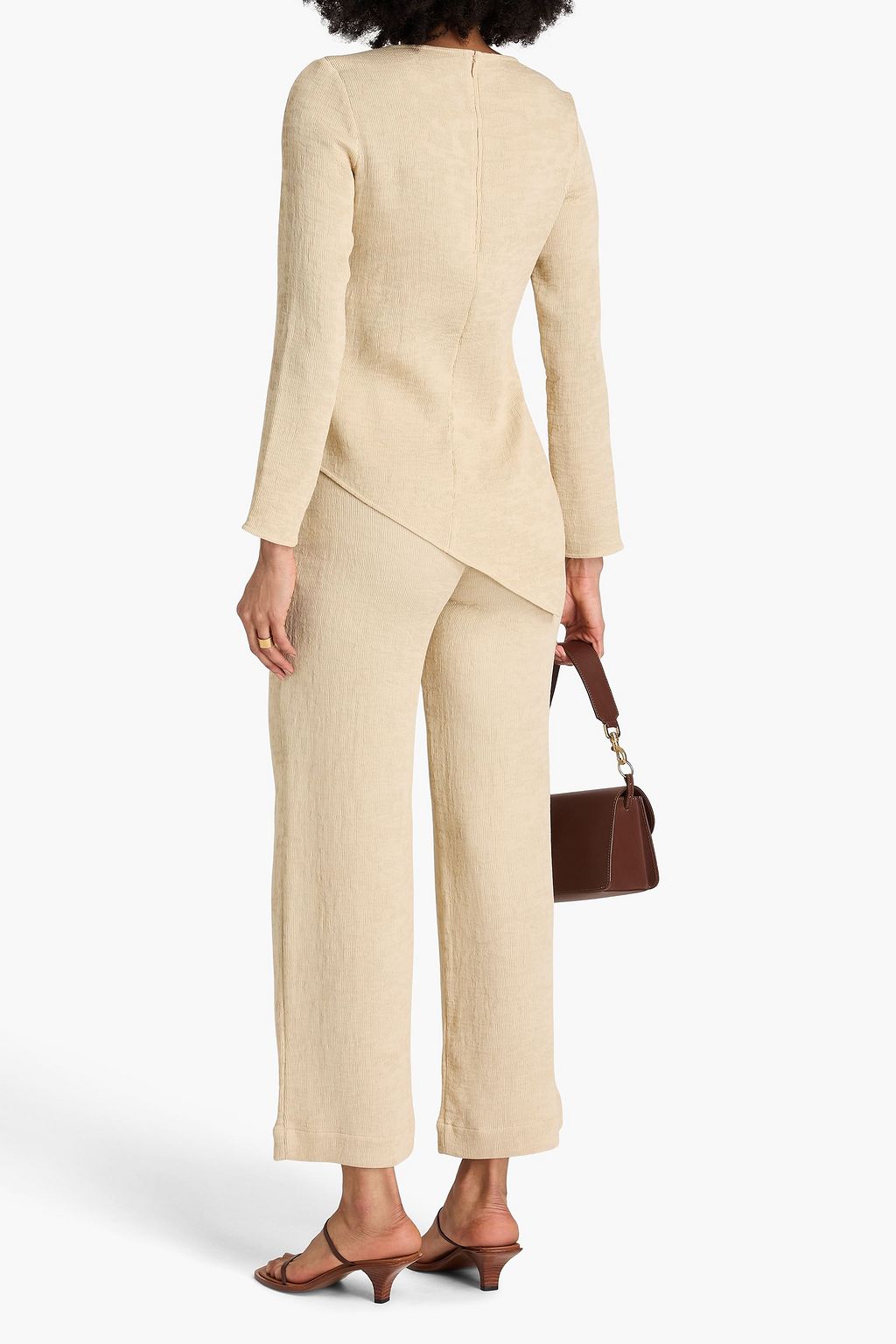 BY MALENE BIRGER بلوزة "سيمون" مزيج قماش إيكوفيرو™ وقماش بليسيه بقصّة غير متماثلة
