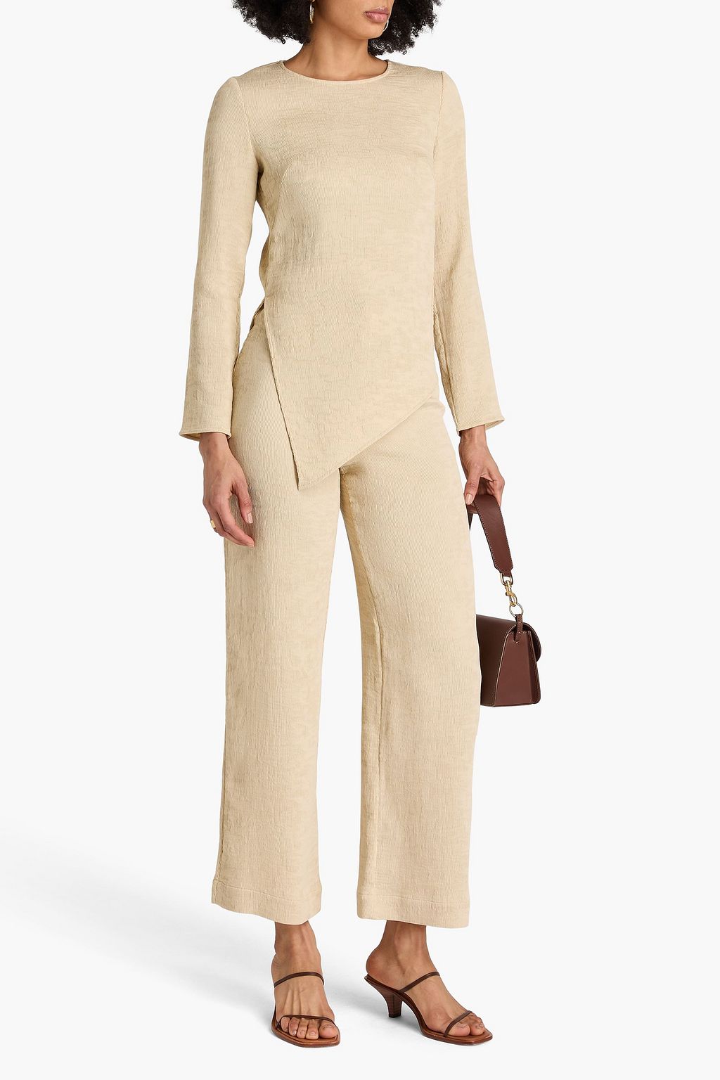 BY MALENE BIRGER بلوزة "سيمون" مزيج قماش إيكوفيرو™ وقماش بليسيه بقصّة غير متماثلة