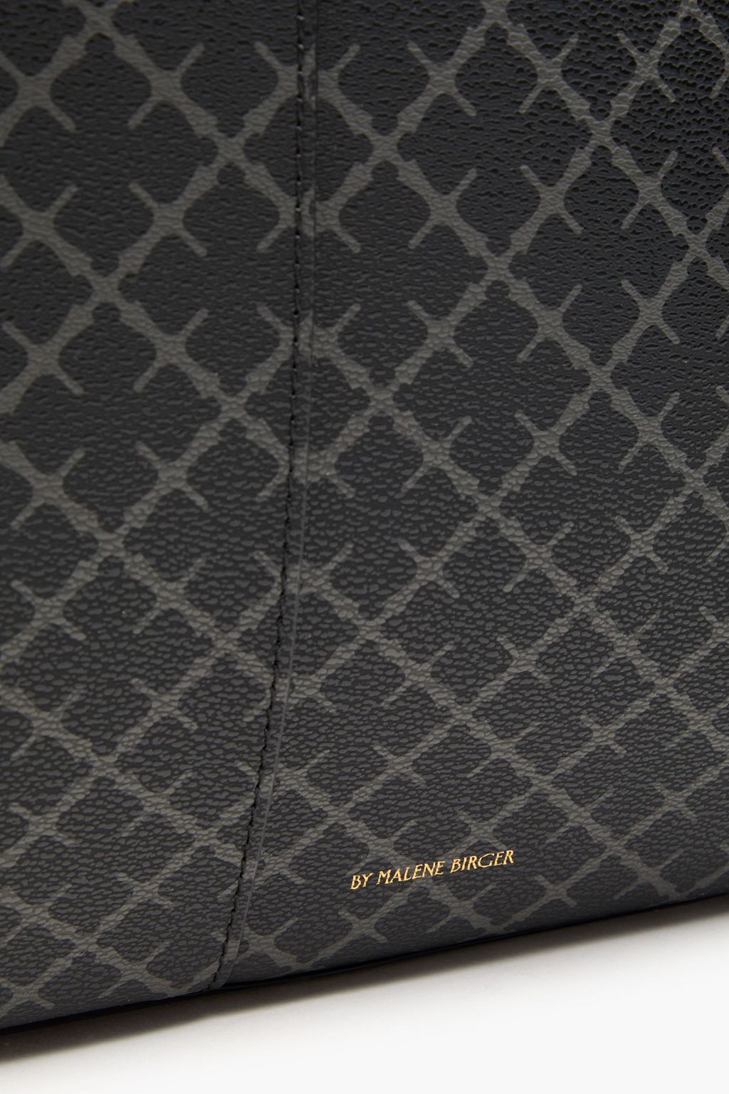 BY MALENE BIRGER حقيبة توت "أبريل" من الكنفا المطلي مزينة بطبعات