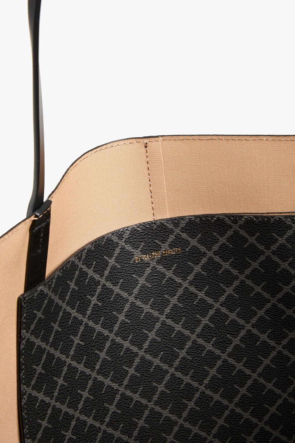 BY MALENE BIRGER حقيبة توت "أبريل" من الكنفا المطلي مزينة بطبعات
