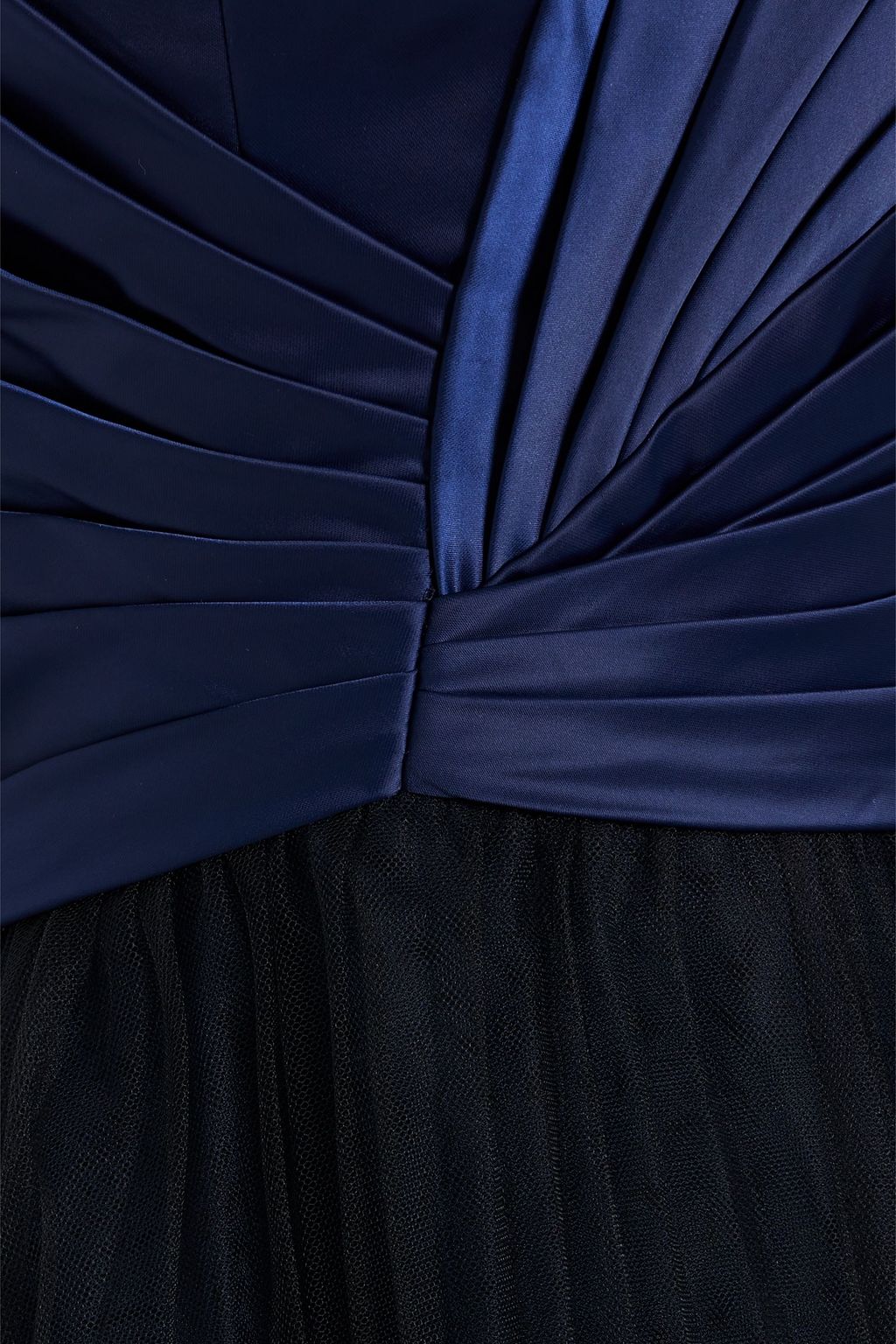 ZAC POSEN فستان سهرة بدون حمالات من التول بقِطع محاكة بجانب بعضها البعض من الساتان مزين بكسرات