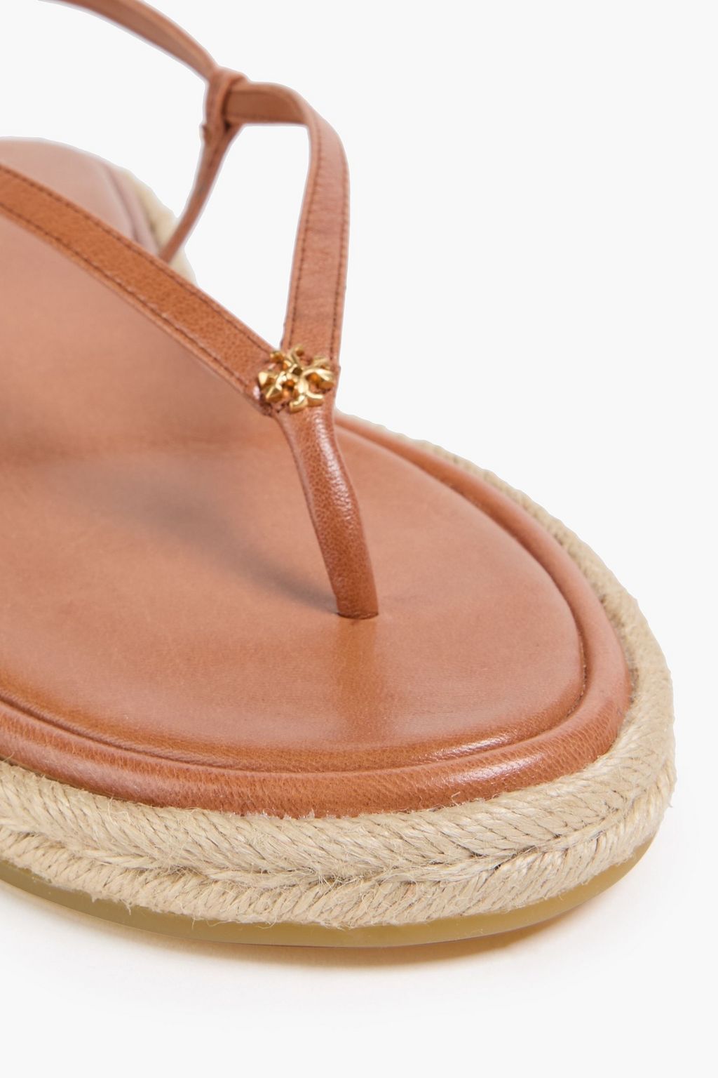 TORY BURCH صندل من الجلد بتصميم مزركش