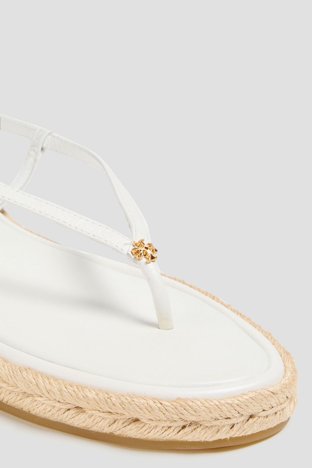 TORY BURCH صندل من الجلد بتصميم مزركش