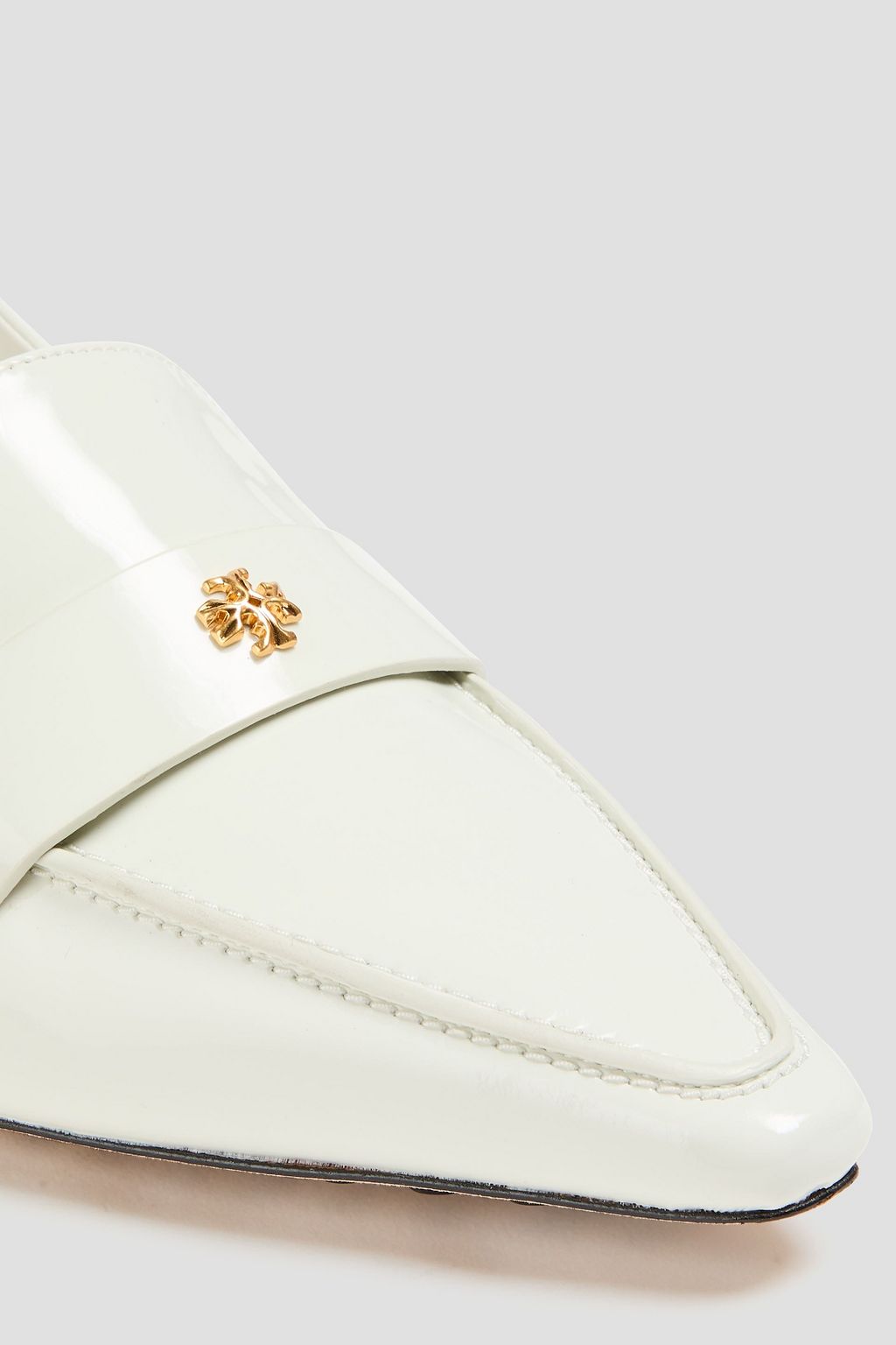 TORY BURCH حذاء بامب "باليه" من الجلد اللامع بتصميم مزركش مزود بحزام خلفي